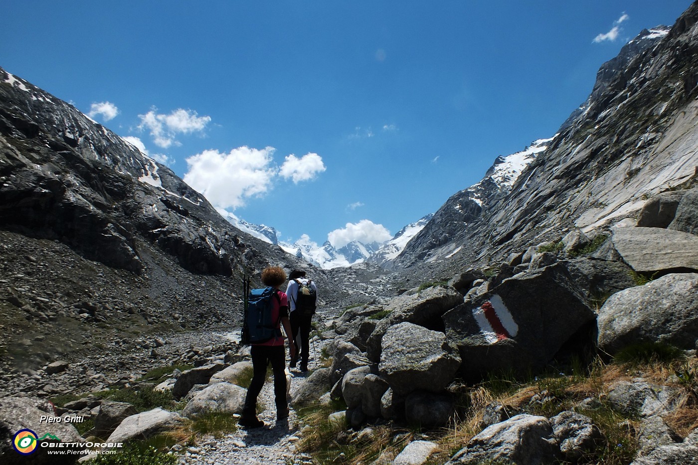 43 Risalendo la lunga valle glaciale del Forno.JPG